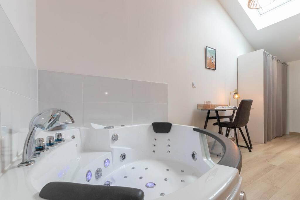 Cabana & L'Escapade Sud Maconnaise - Terrasse & Parking Apartment Екстериор снимка